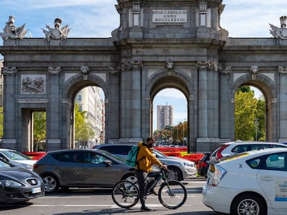 Tráfico en la Puerta de Alcalá, en Madrid. 