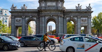 Tráfico en la Puerta de Alcalá, en Madrid. 