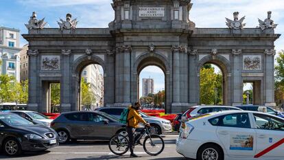 Tráfico en la Puerta de Alcalá, en Madrid. 