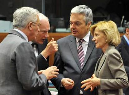De derecha a izquierda, Elena Salgado conversa con su homólogo belga, Didier Reynders, el presidente del Banco Europeo de Inversión, Philippe Maystadt, y el ministro italiano de Finanzas, Giulio Tremonti.