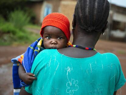 Veronica Marco Bareza lleva a su hijo menor, Mubarak (nueve meses), al hospital de Wau, en Sudán del Sur. Verónica es seropositiva, pero ninguno de sus siete hijos es positivo porque siguió el programa de prevención de la transmisión maternoinfantil desde que tuvo conocimiento de su condición. 