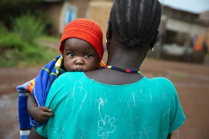 Veronica Marco Bareza lleva a su hijo menor, Mubarak (nueve meses), al hospital de Wau, en Sudán del Sur. Verónica es seropositiva, pero ninguno de sus siete hijos es positivo porque siguió el programa de prevención de la transmisión maternoinfantil desde que tuvo conocimiento de su condición. 