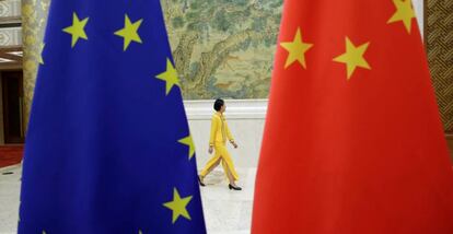 Banderas de la UE y China en un evento bilateral en Pek&iacute;n (China). 