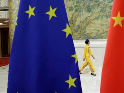 Banderas de la UE y China en un evento bilateral en Pek&iacute;n (China). 