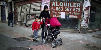 Una familia china pasea por el distrito de Tetuán, en Madrid.