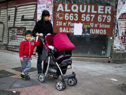 Una familia china pasea por el distrito de Tetuán, en Madrid. 