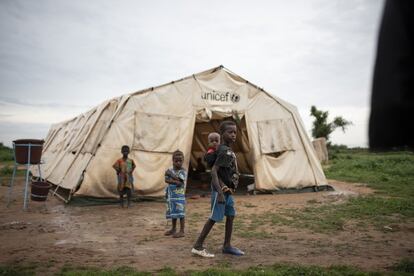 Una escuela improvisada en el campo de desplazados de Banguetabá, a las afueras de Mopti. En esta tienda reciben nociones básicas para leer y escribir unos 134 niños y niñas.