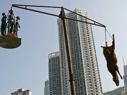 Obra del artista danés Jens Galschiot expuesta en Hong Kong titulada <i>Historia de la pobreza</i>.