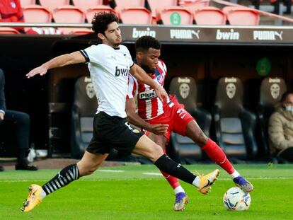 Lemar trata de regatear a Guedes este sábado en Mestalla.