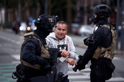 Un hombre ensangrentado es detenido durante las protestas en Lille, este jueves.