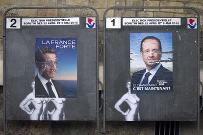 Carteles electorales de Sarkozy y Hollande en una calle de París.