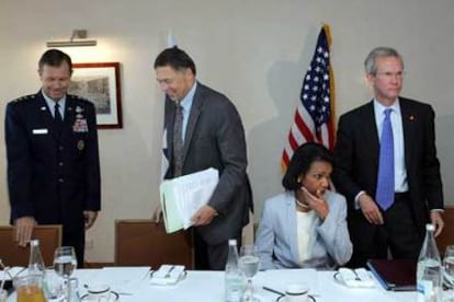 Condolezza Rice, junto a su equipo, poco antes de su reunión con Amir Peretz.
