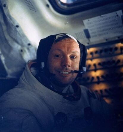 Neil Armstrong, comandante da 'Apollo 11', sorri desde o interior do módulo lunar no momento de pousar na superfície da Lua.