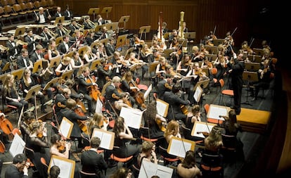 Jonathan Nott dirigiendo a la Gustav Mahler Jugendorchester en el Auditorio de la Fundación Calouste Gulbenkian, en 2015.