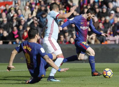 Messi (R) durante la jugada del primer gol del Barcelona ante el Celta de Vigo.
