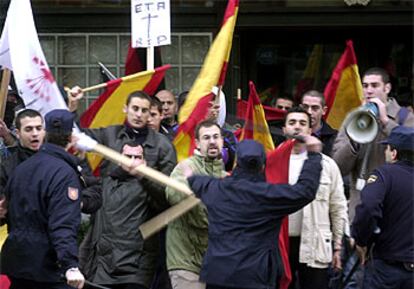 Los antidisturbios impiden el paso a los miembros de Falange Española, frente a la sede judicial.