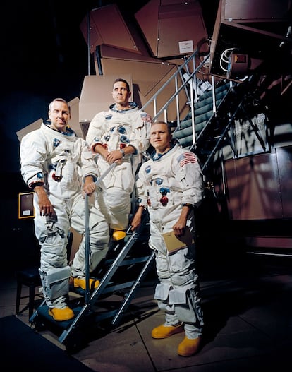 De izquierda a derecha, los astronautas que formaron la tripulación del 'Apolo 8' James Lovell, William Anders y Frank Borman retratados cerca del simulador de la misión Apolo, en el Centro Espacial John F. Kennedy, en Merritt Island (Estados Unidos), el 13 de noviembre de 1968.