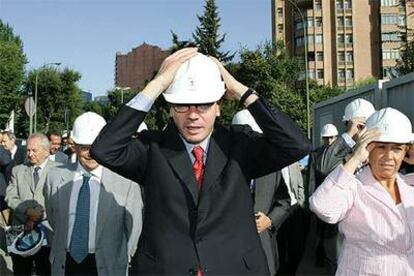 El alcalde de Madrid, Alberto Ruiz-Gallardón, visita unas obras municipales.