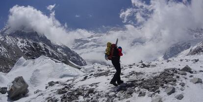 Txikon camino a la pared del Kangchenjunga. 