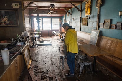 Un restaurante dañado por el paso del ciclón en la ciudad de Capitola.