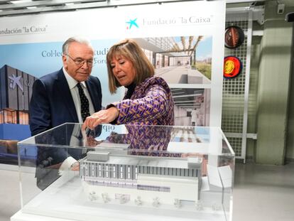 El presidente de la Fundación "la Caixa", Isidro Fainé, junto a la alcaldesa de L'Hospitalet, Núria Marin, durante la presentación del centro ArtStudio CaixaForum un centro para reunir y dinamizar el conjunto de obras de la Colección de Arte Contemporáneo de la entidad, integrada por 1.069 obras de 445 artistas.