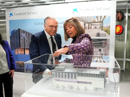 El presidente de la Fundación "la Caixa", Isidro Fainé, junto a la alcaldesa de L'Hospitalet, Núria Marin, durante la presentación del centro ArtStudio CaixaForum un centro para reunir y dinamizar el conjunto de obras de la Colección de Arte Contemporáneo de la entidad, integrada por 1.069 obras de 445 artistas.