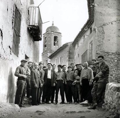 Habitantes de Tragó de Noguera hacen una vida normal antes de tener que abandonar la localidad en 1962.