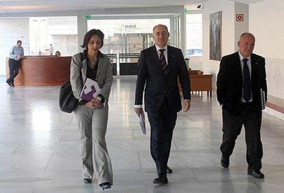 Ferreria, Goirizelaia y Pérez (de izquierda a derecha), antes de su rueda de prensa de ayer en el paraninfo de la UPV.