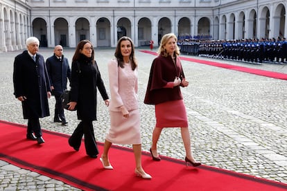 De izquierda a derecha, la reina Letizia junto a Laura Mattarella, hija del presidente de la Repblica Italiana, Sergio Mattarella, este mircoles en el Palacio del Quirinal, en Roma. 
