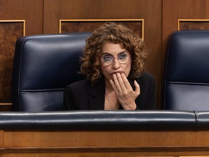 La vicepresidenta primera y ministra de Hacienda, María Jesús Montero, durante la sesión de control al Gobierno este miércoles en el Congreso.