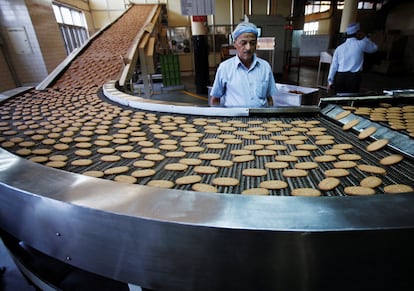 Línea de producción de una fábrica de galletas de Brittania, en Nueva Delhi.