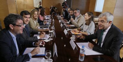 The negotiating teams from the PP and Ciudadanos.