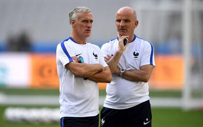 Deschamps habla con su asistente, Guy Stephan, durante el entrenamiento en Saint-Denis.