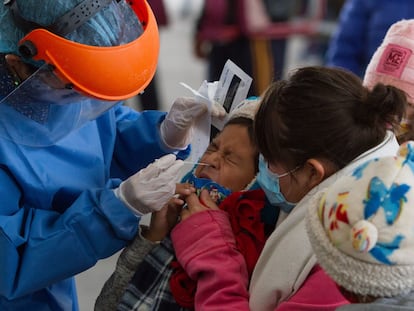 Una mujer y una niña se realizan una prueba para detectar covid-19 en la alcaldía Iztapalapa de Ciudad de México.