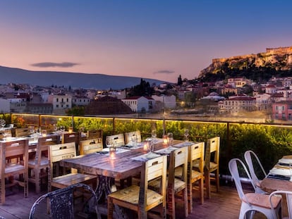 Terraza del bar-restaurante 360º, en el barrio ateniense de Monastiraki, con vistas a la Acrópolis.