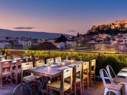 Terraza del bar-restaurante 360º, en el barrio ateniense de Monastiraki, con vistas a la Acrópolis.  