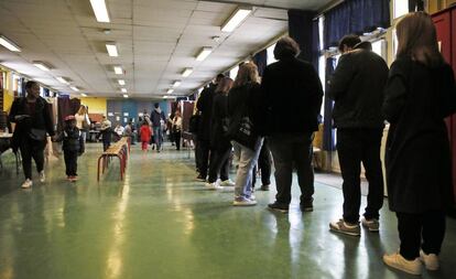 Votaci&oacute;n en un colegio electoral de Par&iacute;s.