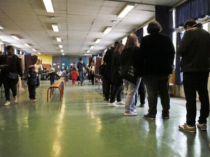 Votaci&oacute;n en un colegio electoral de Par&iacute;s.