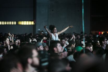 Una jóven baila durante el Sonar Noche.