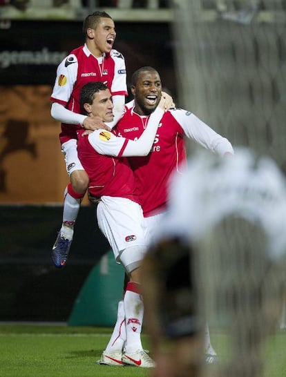 Martens, del AZ, celebra con sus compañeros un gol.