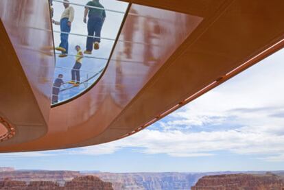 Skywalk, el mirador de acero con suelo de cristal en el Gran Cañón del Colorado.