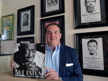 El productor discográfico estadounidense Zev Feldman en el comedor de su casa en Montgomery County (Maryland) sostiene, el pasado 16 de abril, un disco de grabaciones inéditas de Art Tatum, ante una pared de carteles del mítico club de jazz de San Francisco Keystone Korner.