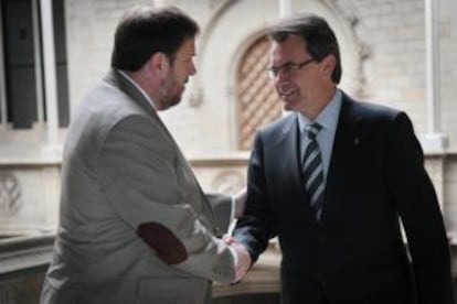 Artur Mas saluda al l&iacute;der de ERC, Oriol Junqueras.