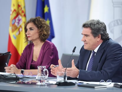 María Jesús Montero y José Luis Escrivá, en una rueda de prensa posterior al Consejo de Ministros en 2022.