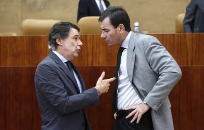 El expresidente de la Comunidad de Madrid, Ignacio González, conversa con Tomás Gómez durante una sesión de la Asamblea de Madrid, el 22 de julio de 2014.