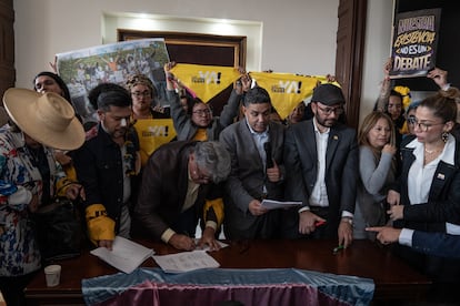 Jaime Luis Lacouture, secretario general de la Cámara de Representantes, lee la radicación del proyecto de Ley Integral Trans, en uno de los salones del Congreso de la República.