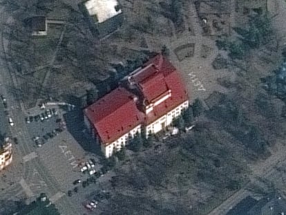 Imagen de satélite previa al bombardeo en la que se ve la palabra "niños" (escrita en ruso en grandes caracteres) en el exterior del teatro de Mariupol.