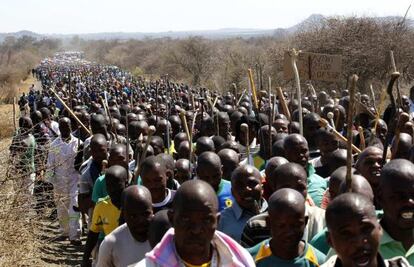 Una columna de trabajadores marcha sobre la mina Lonmin en Marikana. 