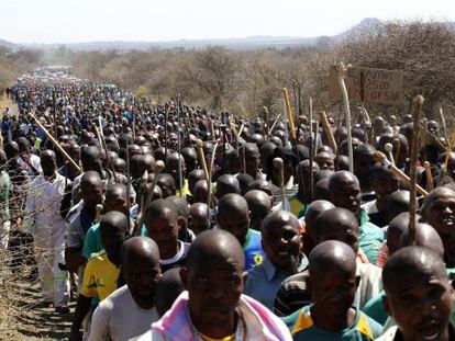 Una columna de trabajadores marcha sobre la mina Lonmin en Marikana. 