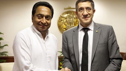 Patxi López, a la derecha, junto al ministro indio Kamal Nath. 